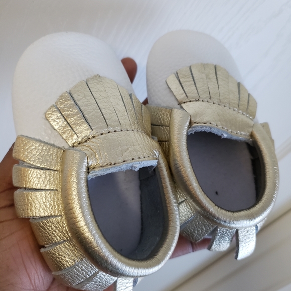 Bebila white baby moccasins with gold bow tassel - Picture 9 of 13